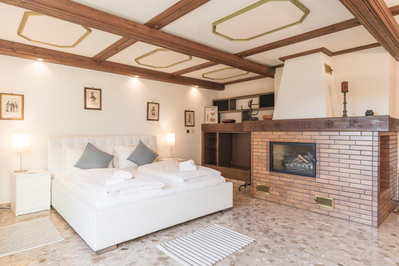 Yes, It Is Retro - Big With Indoor Pool Villa Vienna