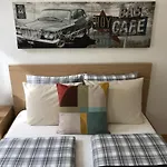 New, Bright Apartment Near The Metro!