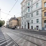 Cozy And Central City Apartment At The Belvedere