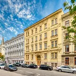 City Apartment With Netflix, Central And Near Metro, 8