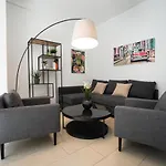 Modern And Lovely Apartment Next To Subway Station
