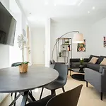 Modern And Lovely Apartment Next To Subway Station