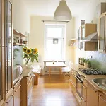 Sunny Apartment Near Belvedere Castle