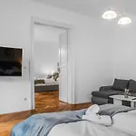 Roomy 2Br Apt. Near Akh -Perfect For Longstays