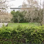 Modern Balcony Apartment With Free Parking
