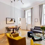 Center Apt In Best Area Near Park & Danube 20\'To Airport