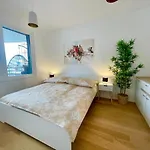 Riverfront Apartment With Balcony And Ac