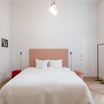 2-Bedroom Apartment With Private Library