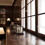 2-Bedroom Apartment With Private Library