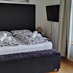 Xuba Apartmentrooms I Wien Messe Prater I Kuechenzeile