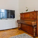 120 M2 4-Rooms Apartment In A City Center