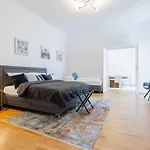 120 M2 4-Rooms Apartment In A City Center