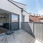 Stylisches Apartment In Zentraler Gruenruhelage Mit Garagenplatz