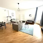Brand New & Spacious Apartment In The City Centre