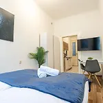 Modern Comforts: Chic Studio Apt Centrally Located