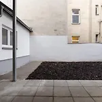 Stylish & Modern Apartment - Private Garden & Free Parking