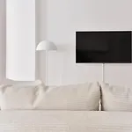 Stylish & Modern Apartment - Private Garden & Free Parking