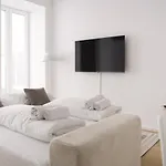 Stylish & Modern Apartment - Private Garden & Free Parking