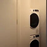 Stylish & Modern Apartment - Private Garden & Free Parking