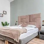 Kingbed 1Br Central Apt With Ensuite Washer & Smart Tv