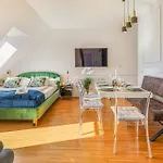 2 Seperate Full Apartments / 5 Bedroom / Rooftop /