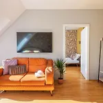 2 Seperate Full Apartments / 5 Bedroom / Rooftop /