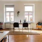 Savoir-Vivre In Unserer Zentralen Balkonwohnung