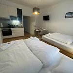 Cozy 5-Person Apartment In Vienna 6