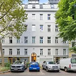 Central Vienna Apartment With Garden View