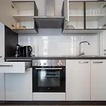 Beautiful New Apartment Near City Center
