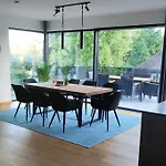 Luxurioeses Penthouse Mit Blick Auf Die Uno-City Und Dem Kaiserwasser. 3Schlafzimmer, 2 Baeder, Privat Lift Ins Apartment