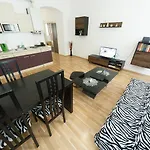 Apartments In Vienna Near Schoenbrunn & Westbahnhof - Keyless Check-In