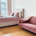 The Rose Apartment - Near Schoenbrunn Palace