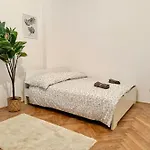 70 M2 Calm & Quiet With Free Parking