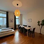 90 M2 Spacious Apartment With Free Parking