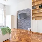 Convenient 3-Br Shared Apt, 15 Min To Landstrasse Hub