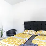 Near Schoenbrunn - Economy Rooms In Shared Apartment At Meidling Train Station