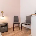 Queen Bed Central Barrier-Free Studio With Kitchen