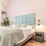 Queen Bed Central Barrier-Free Studio With Kitchen