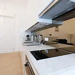 Stylish 1-Bedroom 2-Bath By Canal Minutes From Historic Centre