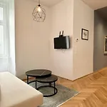 8 Minutes To Inner City I 5 Min Walk To Metro I Wifi
