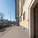 Die Stadt Vor Der Tuere Und Dennoch Ruhig Gelegen