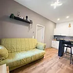 Cozy Apartments In Central Location With Free Parking