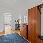 Central 4-Br-Apartment For Up To 12 People