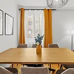 Central 4-Br-Apartment For Up To 12 People