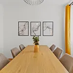 Central 4-Br-Apartment For Up To 12 People