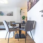 9-Min To City Center, Comfy 1Br And 1Lr With Balcony