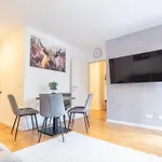 9-Min To City Center, Comfy 1Br And 1Lr With Balcony