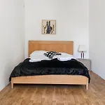 Lovely 2 Bedroom Shared Apt For 5P Ideal For Long-Term Stays