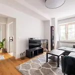 Metro & Netflix - Bed
